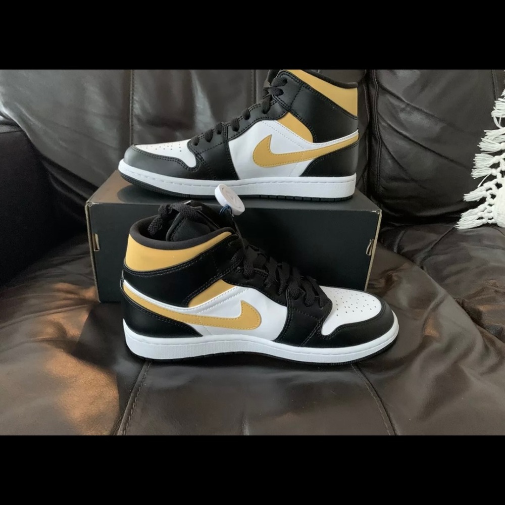 Jordan 1 Mid Black Pollen - Size 8 Authenticated
